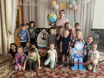Познавательный досуг, посвященный Дню космонавтики, для старшей и средней групп.